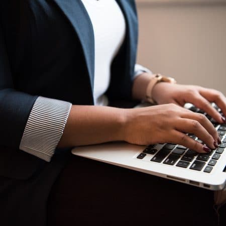 Femme utilisant un ordinateur